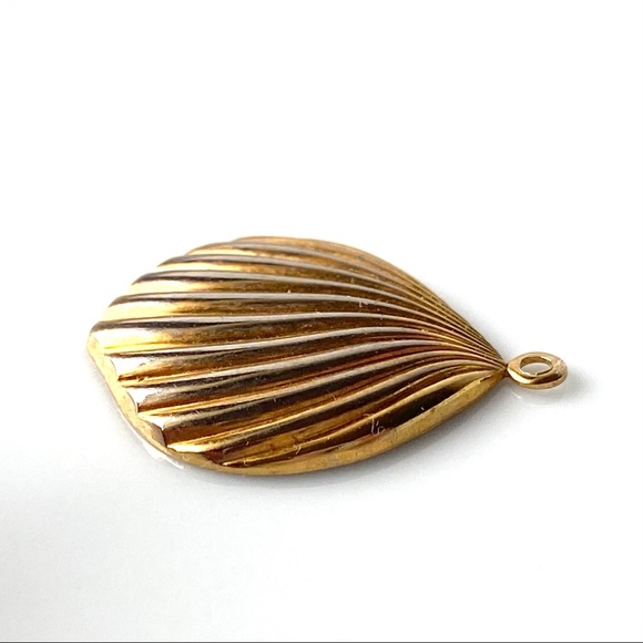 ⚡️Host Pick⚡️Gold Plated Seashell Pendant - Picture 3 of 6